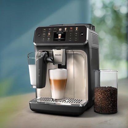 Kaffeevollautomat Serie 5500 EP5547/90 - 20 Kaffeespezialitäten, Mit LatteGo-Milchsystem,  SilentBrew Technologie, Schwarz verchromt